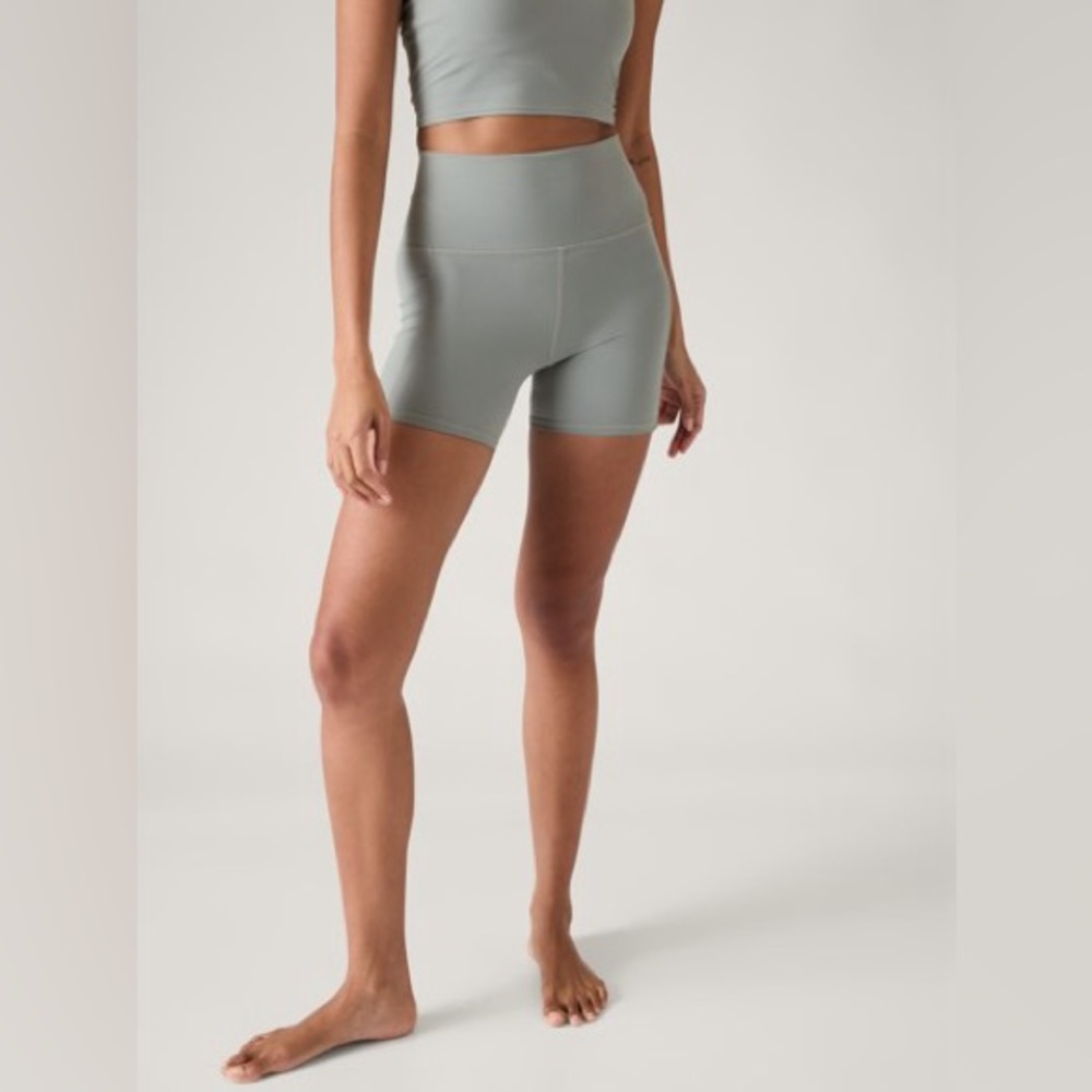 NWT ATHLETA Salutation Stash High Rise 5" Short Sz S